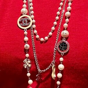 Pearl/Silver Necklace with Iconic CC Charms